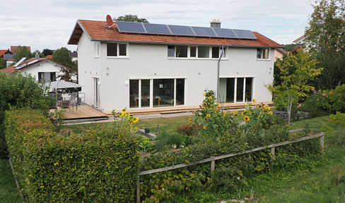 Modern architect-designed house with a bright, comfortable atmosphere and a garden close to nature.