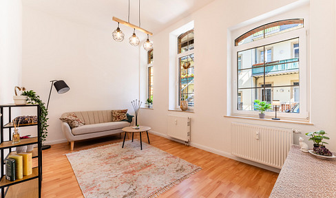 Bright, unfurnished 3-room apartment in the back building with a terrace.