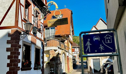 Two-story apartment (maisonette) with 5 rooms, including a kitchen, totaling 120 square meters, with a balcony, located in a historic building in the old town – Bad Bergzabern.