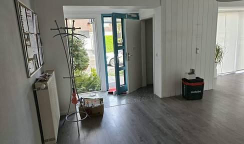 Office space in Liederbach: Two rooms and a kitchen.