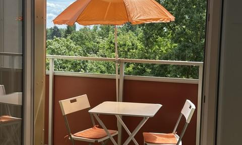 Apartment with fitted kitchen, shower bathroom, balcony, parking space, and close proximity to BER airport and the Free University of Berlin.