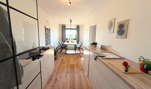 Perfect for families: 94 square meters of ready-to-move-in living space with elevator access, a balcony, and a garage.