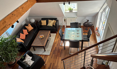 Bright and spacious 2.5-room attic apartment with gallery – a dream home for singles and couples.