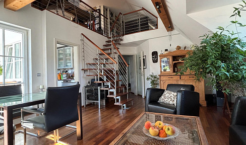 Bright and spacious 2.5-room attic apartment with gallery – a dream home for singles and couples.