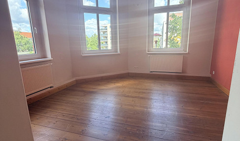 Large apartment in a historic building with 10 rooms, located near the Cottbus State Theatre, with easy access to medical practices, and suitable for shared living arrangements.