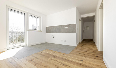 Charming, sun-drenched pre-war apartment on Lindenplatz: Top-quality renovated with a south-facing balcony.