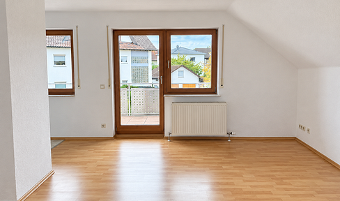 Spacious apartment of 96 m²: 4-room apartment on the top floor with a balcony, fitted kitchen, and garage.