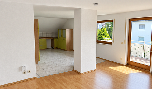 Spacious 4-room apartment on the top floor, featuring a modern fitted kitchen, balcony, garage, and parking space.