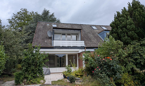 Spacious end-of-terrace house with a south-facing terrace and 3 bedrooms, located in a quiet area.