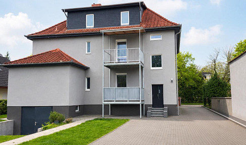 Spacious multi-generational house with 3 self-contained apartments.