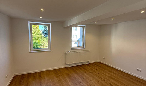 3-bedroom maisonette apartment spread over three levels, completely renovated, with a fitted kitchen and 2 bathrooms.