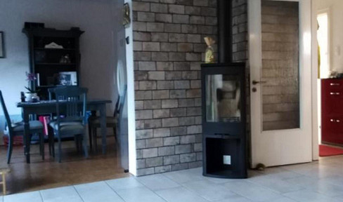 "Charming 3-room apartment with a terrace, private garden, and fireplace, located in Hamburg-Sülldorf."
