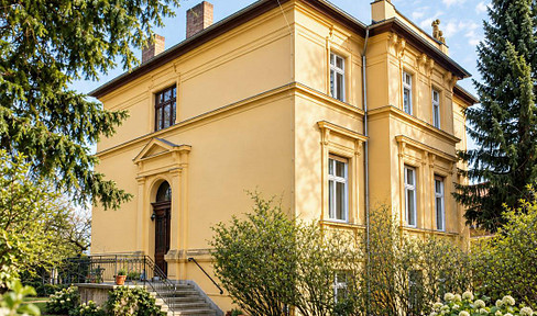 Victorian-era villa in Lehnitz: Live, work, and create on a large property near Lake Lehnitz.
