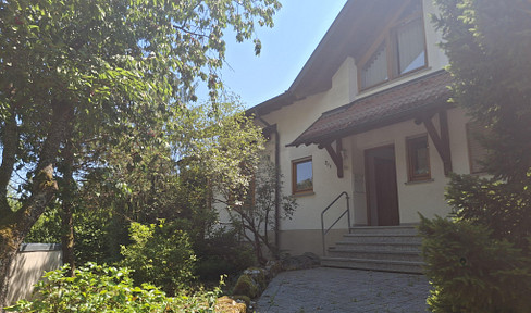 Beautiful single-family house in a central, quiet location, featuring a large garden and swimming pool.