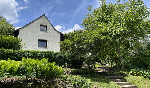 Detached single-family house in a picturesque location.