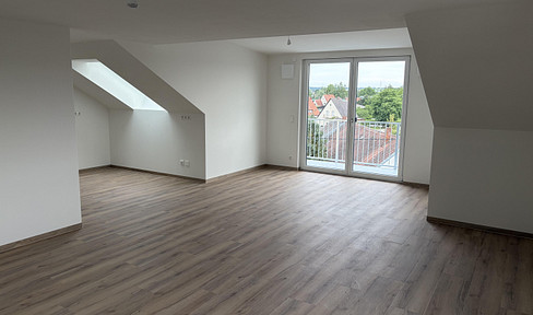 Moderne Dachgeschosswohnung mit viel Licht und zwei Balkonen