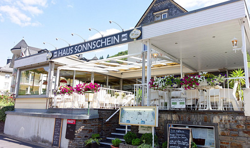 Ihr Hotel an der Mosel – Restaurant, Terrasse und Blick auf die Reichsburg