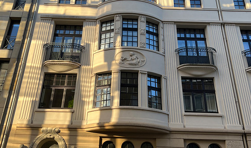 Beautiful 4-room apartment in a historic building, located in the Kunibertsviertel neighborhood.