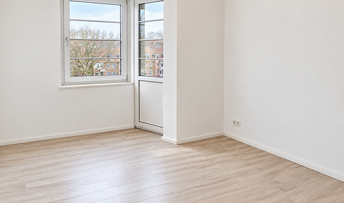 Modernized apartment in a historic building with two balconies and access to a shared garden.
