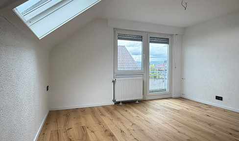Frisch renovierte 3-Zimmer-Dachgeschosswohnung mit Parkett & Balkon in zentraler Lage von Schorndorf