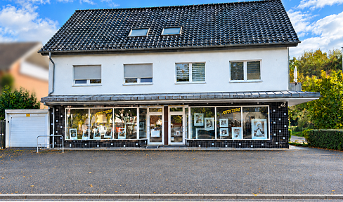 100 square meters of commercial space with a large window frontage and approximately 5 parking spaces – Schloss Neuhaus.