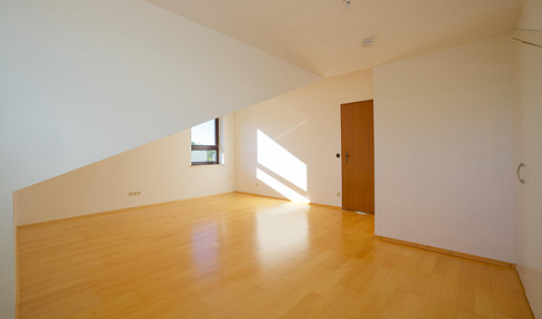 Charming 4-room maisonette apartment with a south-facing balcony in Munich-Allach – close to Karlsfeld train station.