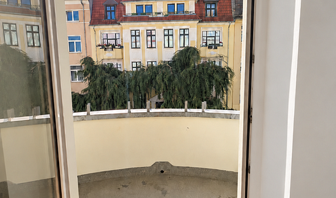 Charming pre-war building, first occupancy after renovation, 3 rooms, balcony, and excellent location in the city center.