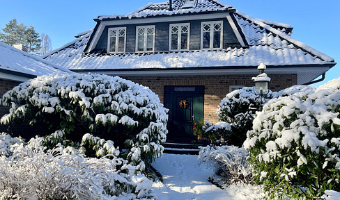 FOR SALE BY OWNER: Stylish, well-maintained detached house in Lemsahl-Mellingstedt.