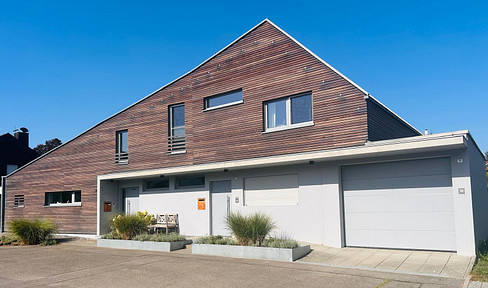 Detached house with separate living unit (no commission).