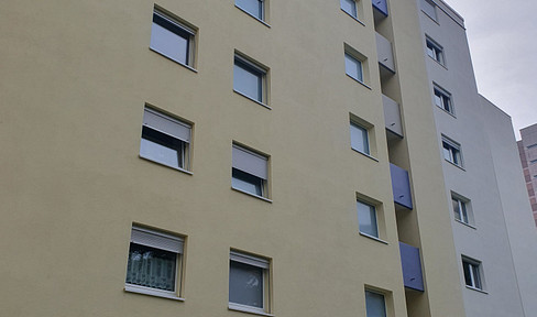 kernsarnierte 2,5-Zimmerwohnung mit Skyline-Blick und Top-Anbindung