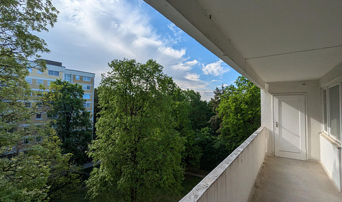 Renovation needed, but no agency fees: Spacious 3-room apartment with a balcony, just a 1-minute walk from the subway station.
