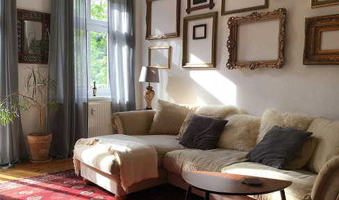 Well-maintained 2-room apartment in a historic building with a balcony, located in Friedrichshain – offered privately, without commission.