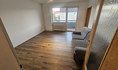 Bright 2-room apartment with balcony and fitted kitchen.
