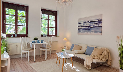 Living near the city walls: Renovated 2-room apartment with a green view in Bremen's old town.
