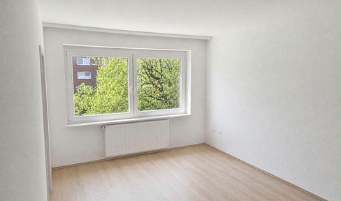 Bright, modern 1-room apartment with a separate kitchen area in Krefeld-Benrad.