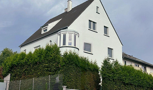 Elegant 100 m² apartment | 4.5 rooms | Newly renovated with balcony and fireplace.