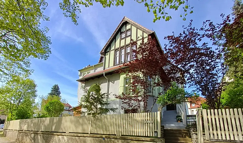 Private sale: Historic villa with 9 rooms and a garden.