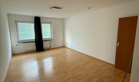 Bright 40 m² apartment with a separate kitchen, lovely views, and a bathtub, located in the Upper Town area of Mainz.