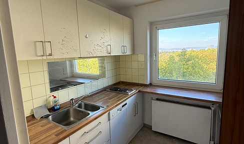 Bright 40 m² apartment with a separate kitchen, lovely views, and a bathtub, located in the Upper Town area of Mainz.