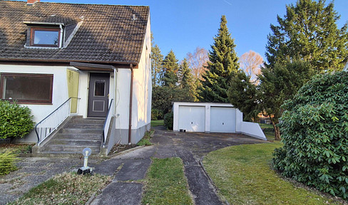 Semi-detached house on a 850 m² plot of land, featuring a double garage and offering development potential, located in a quiet area.