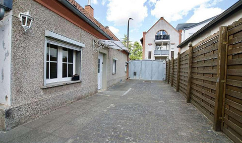 Einfamilienhaus in Erftstadt-Kierdorf mit Lagerhalle, Monteurunterkunft, Stellplätzen & Hof