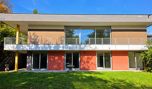 SPACE. LIGHT. PANORAMIC VIEWS. Experience living with 3-meter high ceilings, large windows, an open fireplace, and a south-facing garden.
