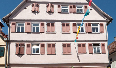 Overlooking the rooftops of the old town: A 3-room maisonette apartment with a historic timber-frame structure.