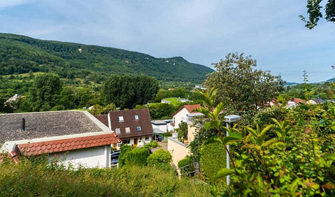 Beautiful views, a terrace, and a garden in Bad Urach – 2-room apartment with underground parking.