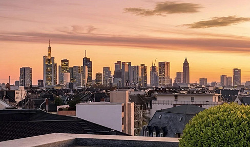 Penthouse in Frankfurt-Bornheim: Approximately 295 m², with a skyline view and the option of including a pool.