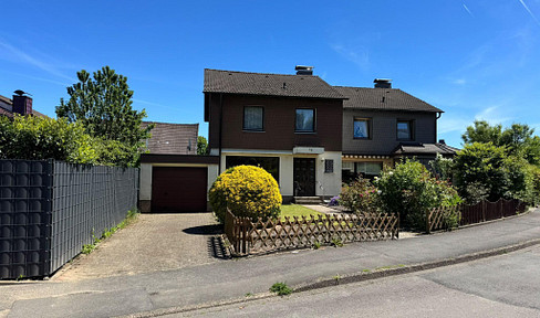 Semi-detached house with a full basement and garage, located in Wandhofen.