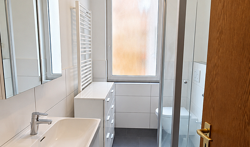 Modernized 3-room apartment in a historic building with genuine hardwood parquet flooring and a new fitted kitchen – located in the city center of Fürth.