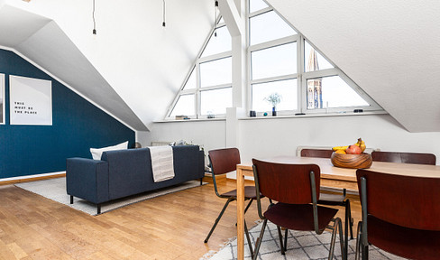 Studio apartment in the attic with a view of the Zionskirche, located on Kastanienallee – with elevator access, available immediately, and no commission fees.
