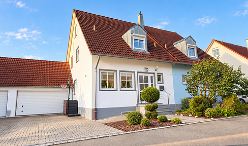 Gepflegte Doppelhaushälfte mit großer Terrasse, Dachstudio, Garage und moderner Ausstattung