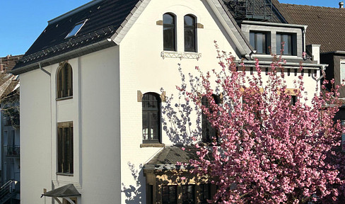 Jugendstil-Villa, kernsaniert: 3 Zimmer, 109 m², Dachterrasse nahe Grafenberger Wald